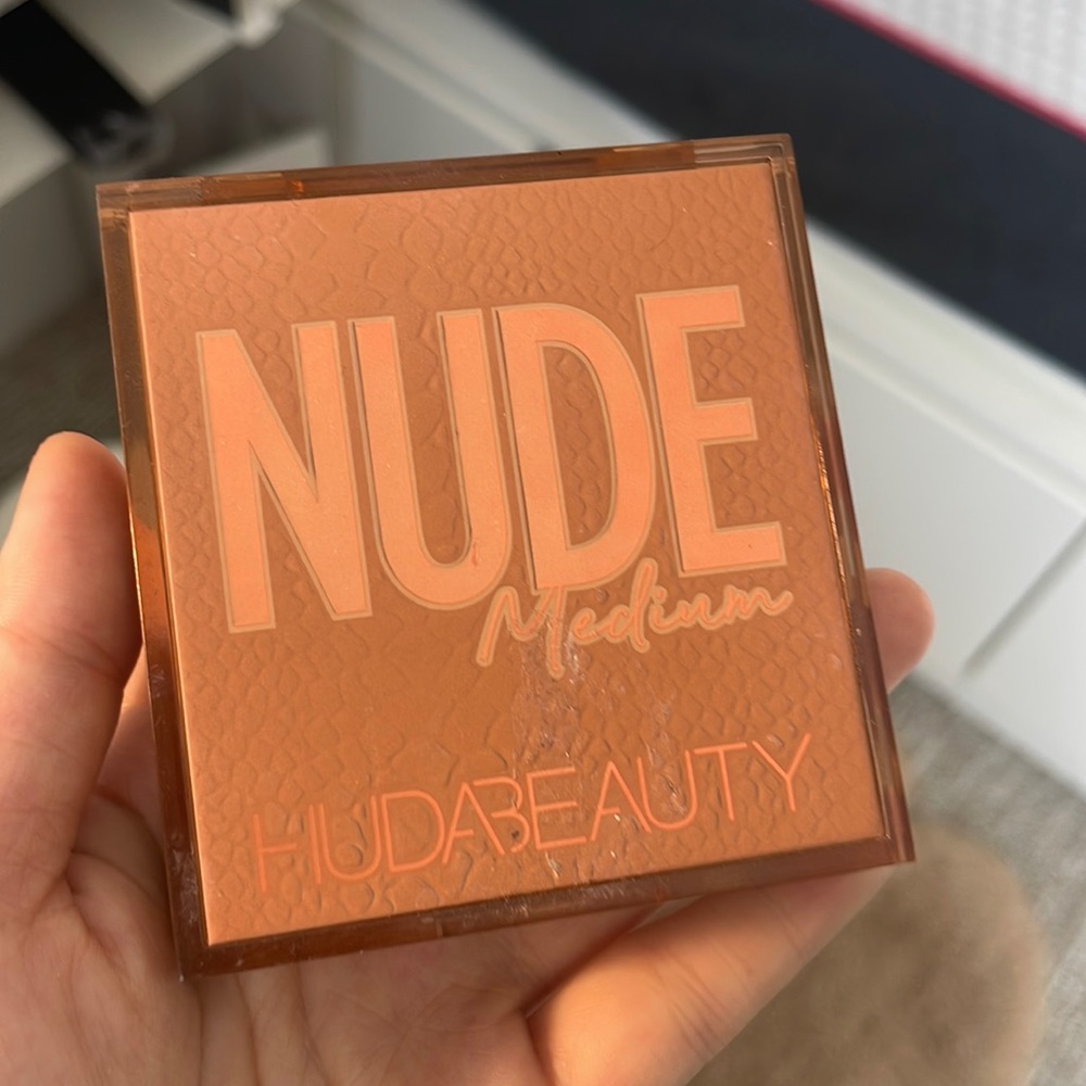 Huda Beauty medium nude obsessions BRAND NEW